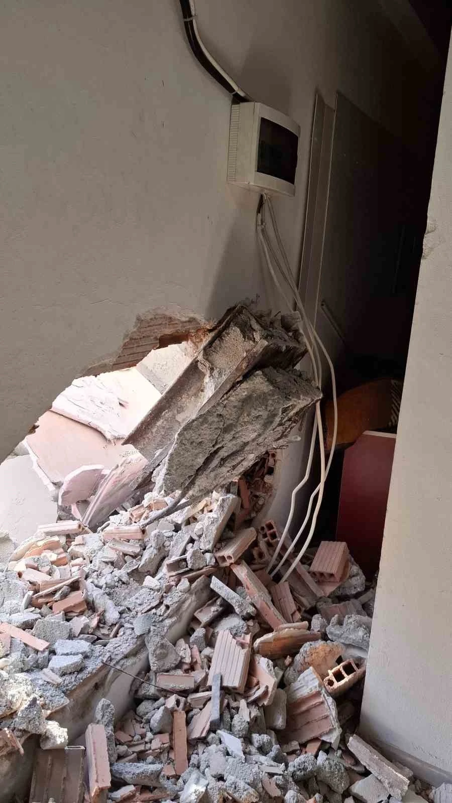 Profilo Alışveriş Merkezi’nin yıkımı esnasında yan apartmana çelik direk saplandı, 1 kişi de ölümden döndü
