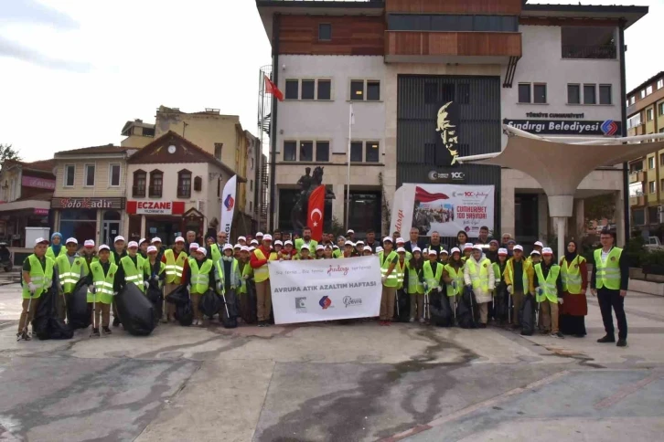 Protokol ve öğrencilerden çevre temizliği
