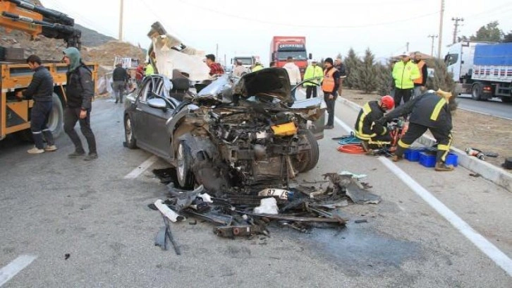 Pulluk takılı traktöre çarpan otomobil parçalandı: 1 ölü 4 yaralı