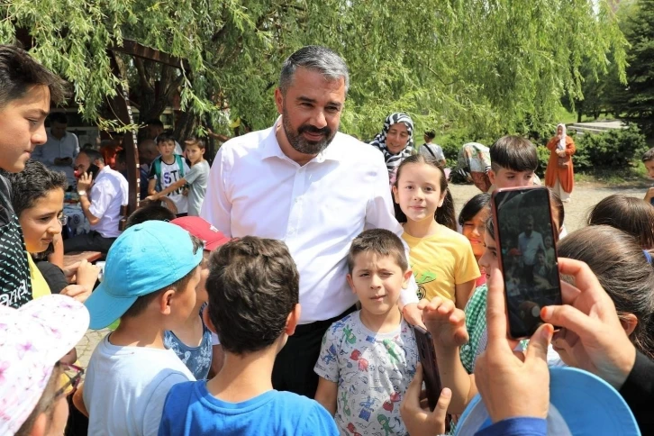 Pursaklar Belediye Başkanı Çetin mezuniyet pikniğinde
