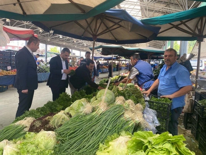 Pursaklar Belediye Başkanı Çetin, pazarın nabzını tuttu
