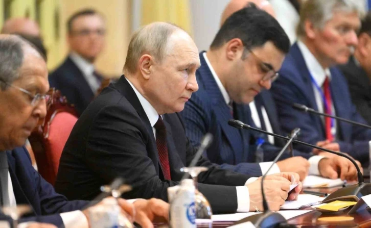 Putin: &quot;Rusya-Vietnam ilişkileri eşitlik, karşılıklı saygı ve çıkarları göz önünde bulundurma ruhuyla gelişiyor&quot;

