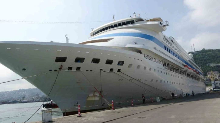 "Astoria Grande" kruvaziyeri Rus yolcuları ile Trabzon’a demirledi
