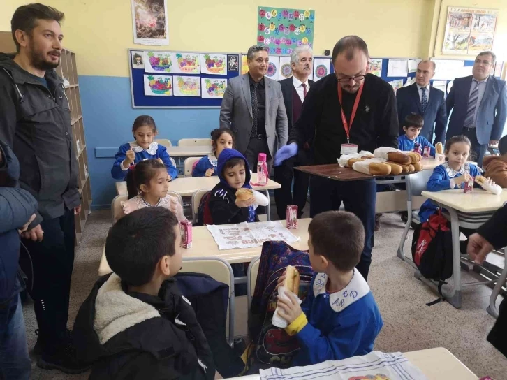 "Balık Sağlıktır, Balık Başarıdır" sloganıyla öğrencilere balık ekmek dağıtıldı
