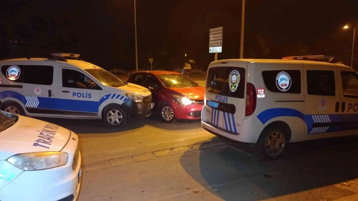 "Dur" ihtarına uymadı, polis aracına çarparak durabildi
