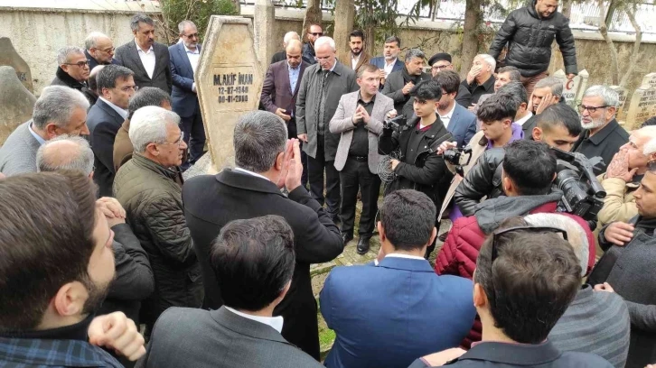 "Kudüs Şairi" Mehmet Akif İnan kabri başında anıldı
