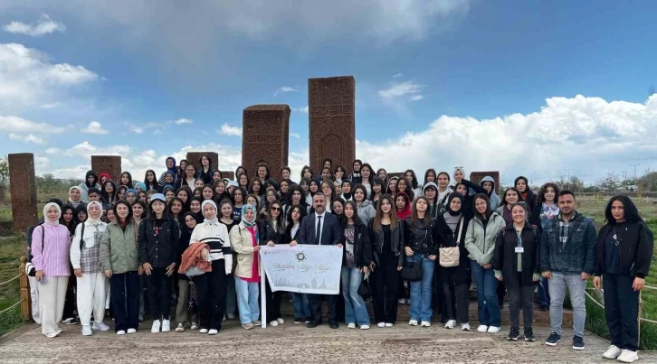 "Maziden Atiye Ahlat" programıyla öğrencilere bölge tanıtılıyor
