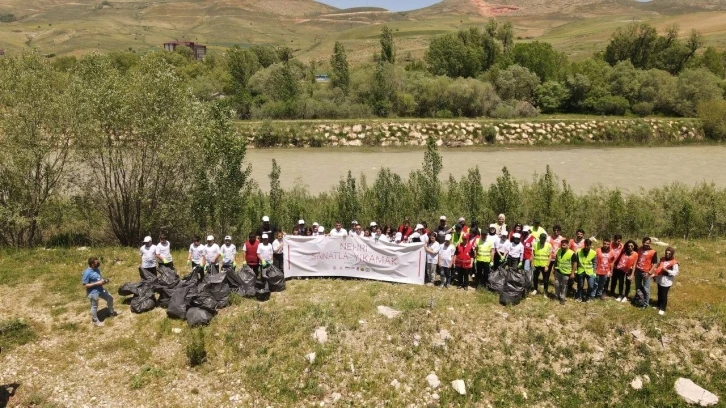 "Nehri Sanatla Yıkamak Projesi" çerçevesinde öğrenciler Çoruh Nehri etrafında çöp topladı
