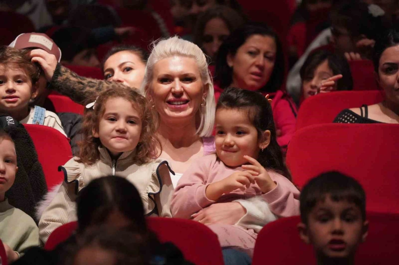 &quot;Tavşan ile Kaplumbağa&quot; oyununa çocuklar büyük ilgi gösterdi
