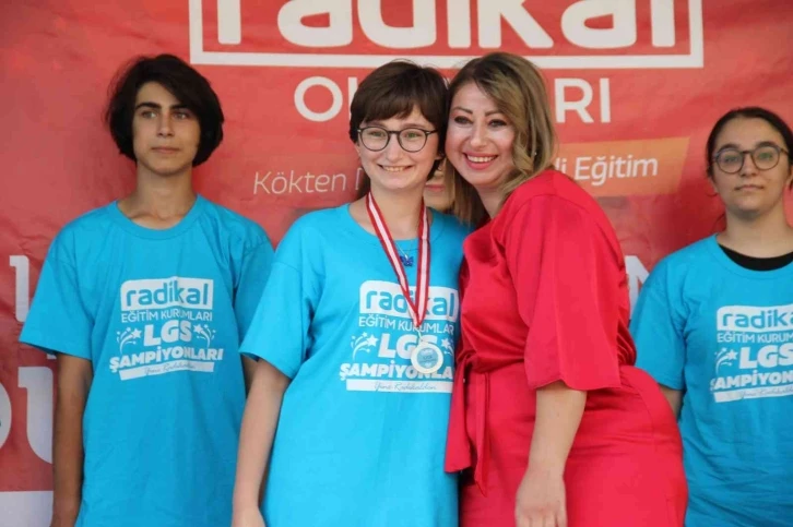 Radikal Eğitim Kurumları’nda LGS’de dereceye giren öğrencilere ödül
