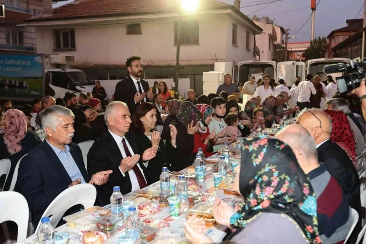 Ramazan’ın manevi iklimi iftar sofralarında yaşatılıyor
