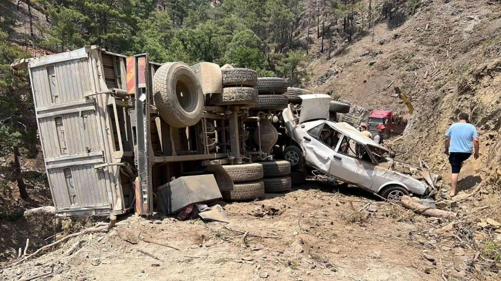 Rampa aşağı park edilen kamyon önündeki otomobili uçuruma doğru sürükledi
