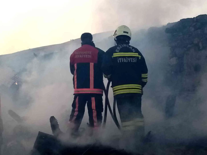 Refahiye’deki yangında ev ile odunluk zarar gördü
