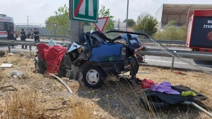 Refüjdeki direğe çarpan otomobilin sürücüsü öldü