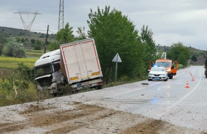 Refüje çarpan tır yoldan çıktı: 1 yaralı
