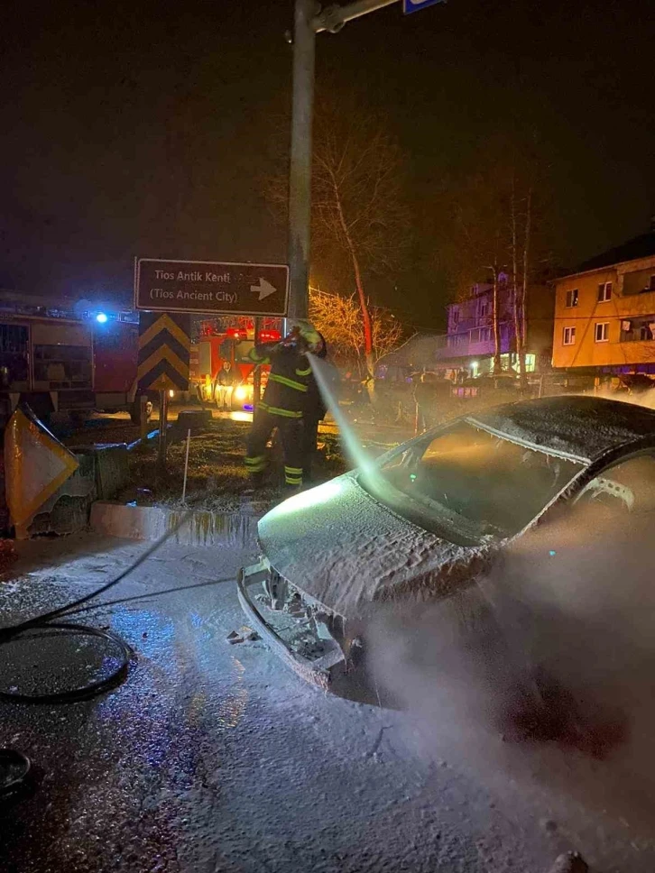 Refüje çarpıp takla atan otomobil alev alev yandı: 1 yaralı
