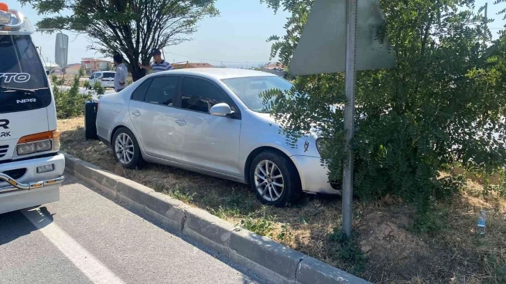 Refüje girip ağaçları yıkan otomobilde anne ve oğlu yaralandı
