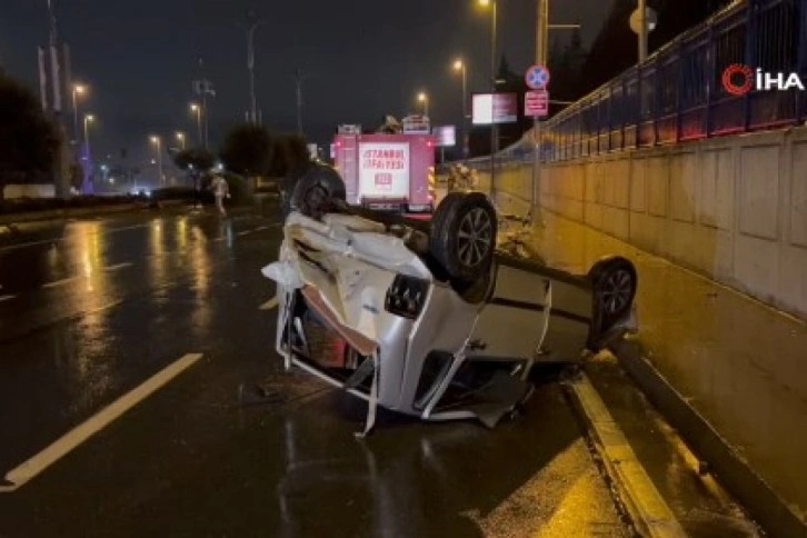 Refüjü aştı, karşı şeritteki araca çarpıp takla attı: 3 yaralı