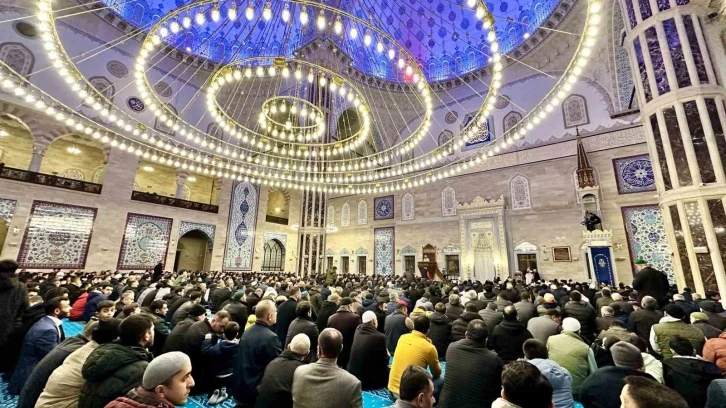 Regaip Kandili’nde Abdülhamit Han Camii doldu taştı
