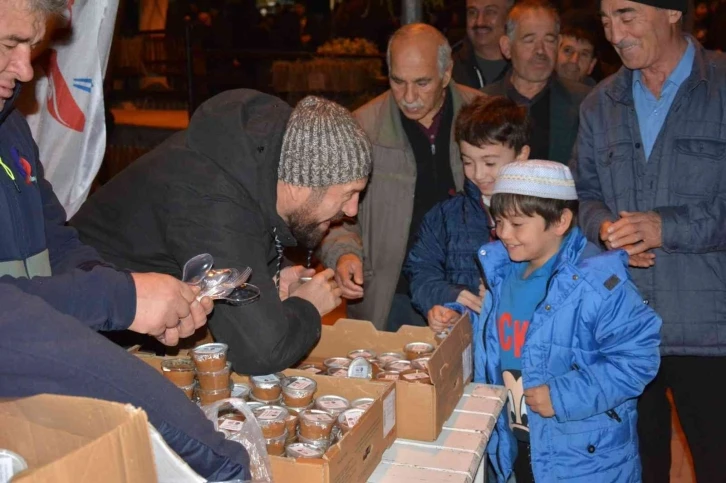 Regaip Kandilinde Sındırgı’da vatandaşlara helva ikramı
