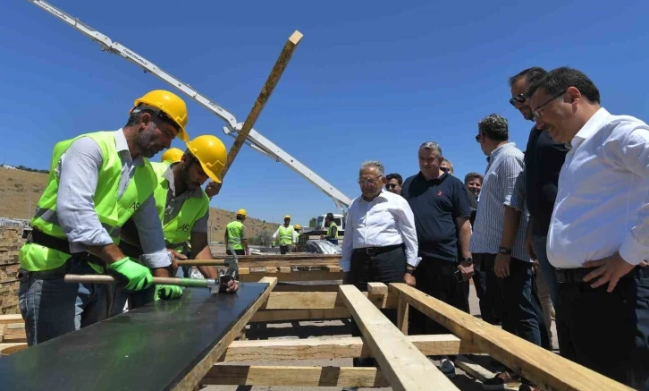 Rehabilitasyon Merkezi İnşaatında İnceleme
