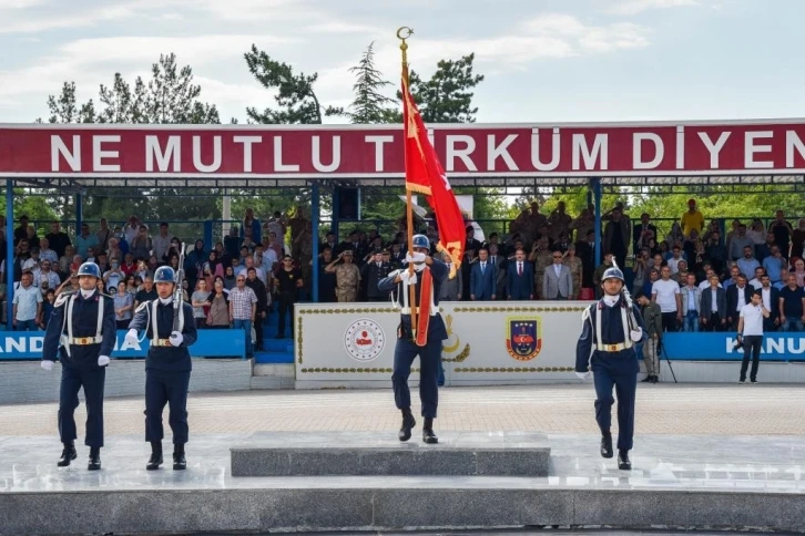 Rektör Beydemir acemi erlerin yemin törenine katıldı
