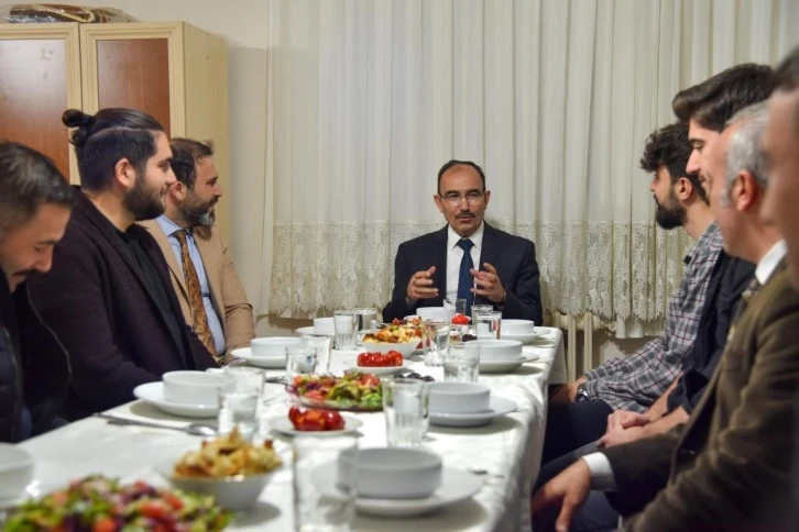 Rektör Beydemir iftarını öğrenci evinde açtı
