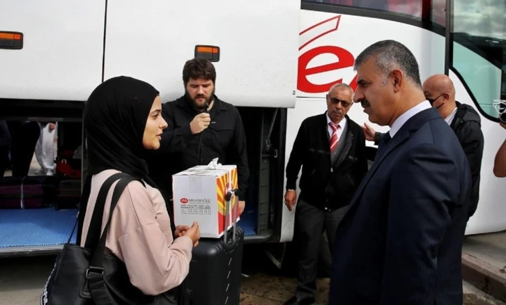 Rektör Çiftçi, Çankırı Karatekin Üniversitesinin yeni öğrencilerini otogarda karşıladı
