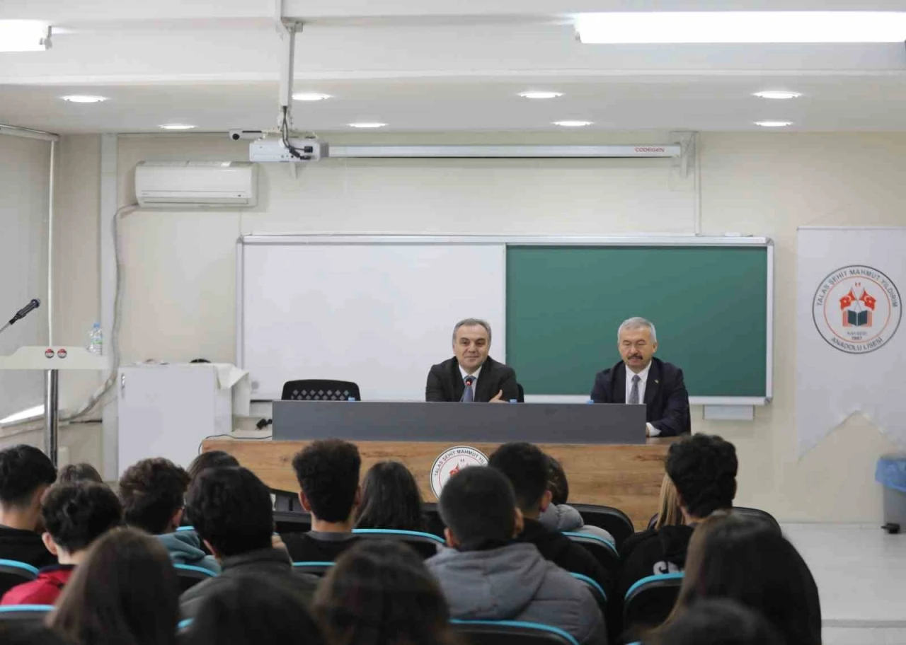 Rektör Prof. Dr. Altun, Talas Şehit Mahmut Yıldırım Anadolu Lisesi öğrencileri ile bir araya geldi
