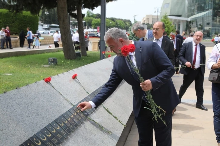 Rektör Şahin, Azerbaycan’da Türk şehitliğini ziyaret etti
