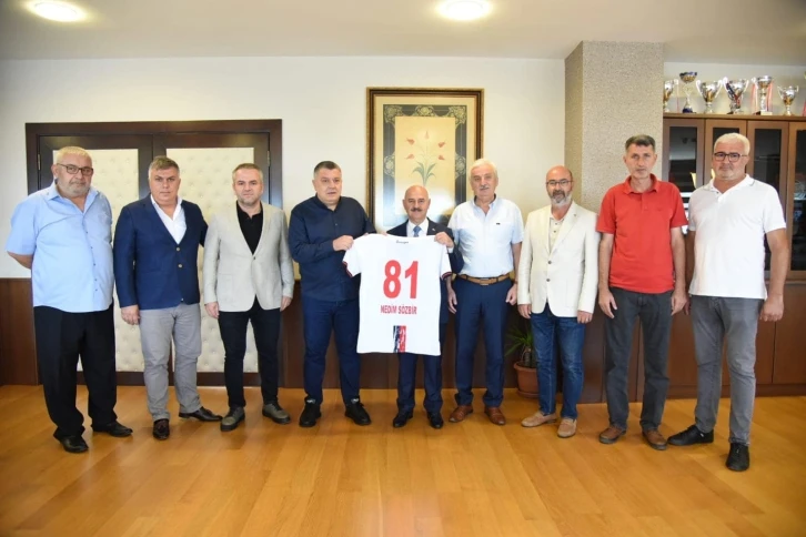 Rektör Sözbir’e Düzcespor forması
