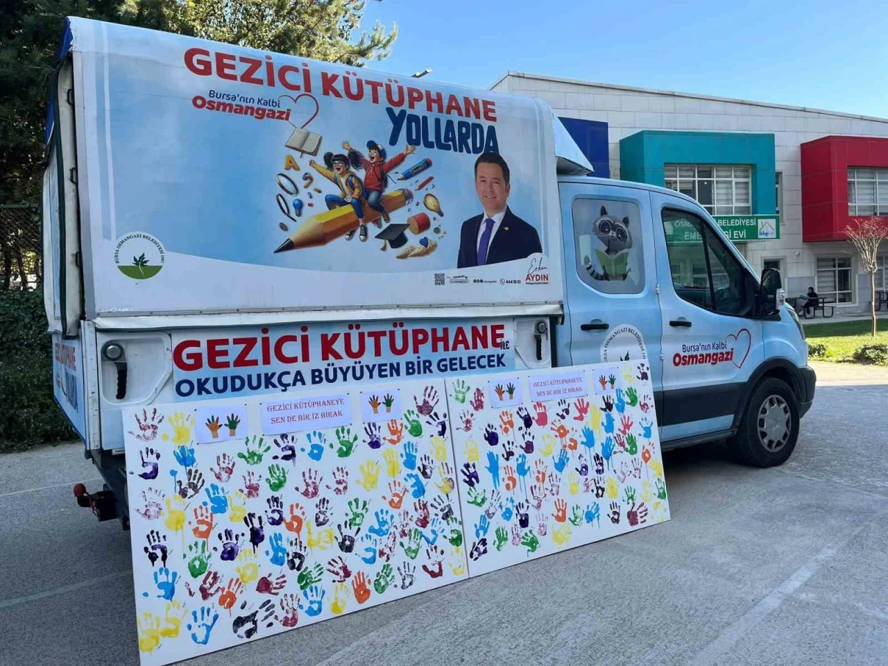 Rengarenk elleriyle Gezici Kütüphaneye iz bıraktılar
