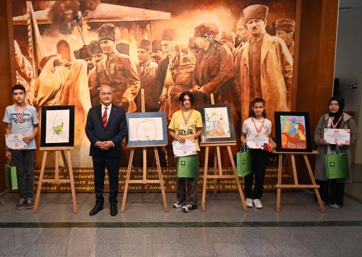 Resim yarışmasında dereceye giren öğrencilere ödülleri verildi
