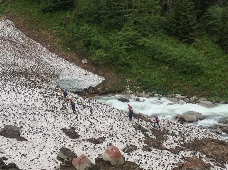 Rize’de dereye düşen Ummanlı turisti arama çalışmaları sürüyor
