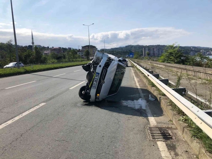 Rize’de park halindeki otomobile çarpıp takla attı: 2 yaralı
