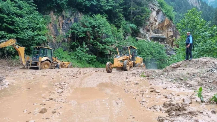 Rize’de sağanak yağış su baskınlarına neden oldu
