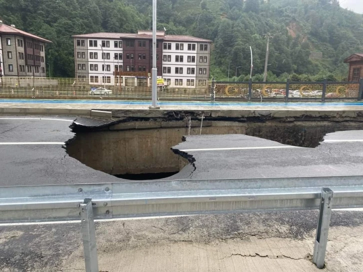 Rize’de şiddetli yağışlar sonrası yol çöktü
