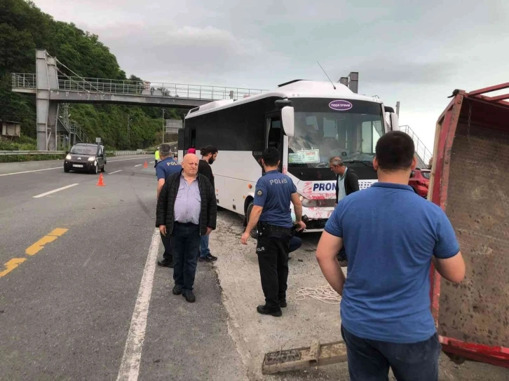 Rize’de tur otobüsü kamyonete çarptı: 1 ağır yaralı
