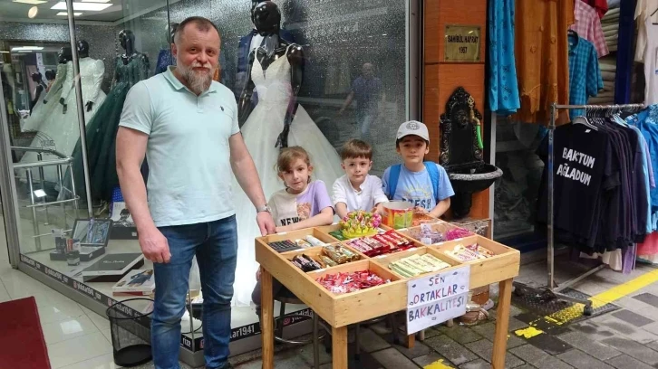 Rize’nin ’Şen ortakları’ açtıkları tezgah ile herkesin ilgi odağı oldular
