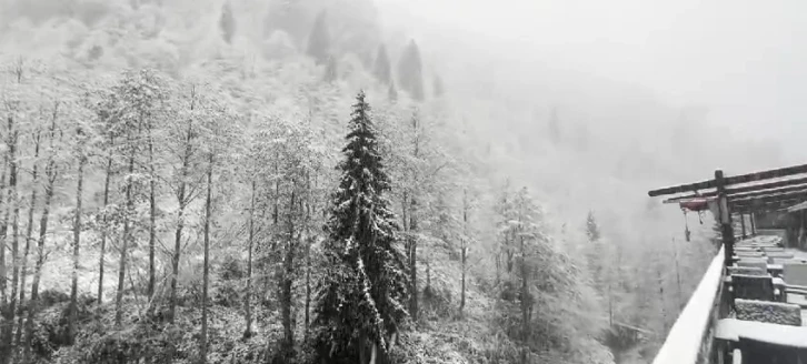 Rize’nin yüksek kesimlerine kar yağdı
