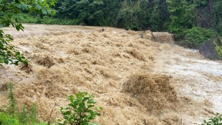 Rize'de sağanak; derelerin su seviyesi yükseldi