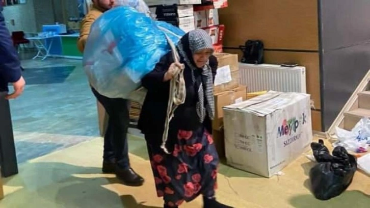 Rize’de yaşlı teyze, depremzedeler için yardım çuvalı taşıdı