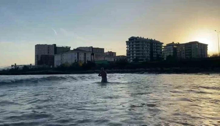 Rizeli havaların soğumasına aldırmadan Kasım ayında denize girdi
