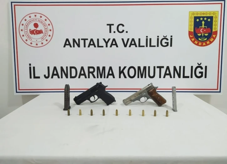 Ruhsatsız tabancalarını çatıdan aşağı atınca yakalandı
