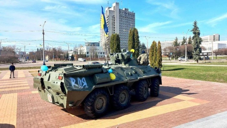 Ruslardan ele geçirilen zırhlı araç, Ukrayna'da gelin arabası oldu