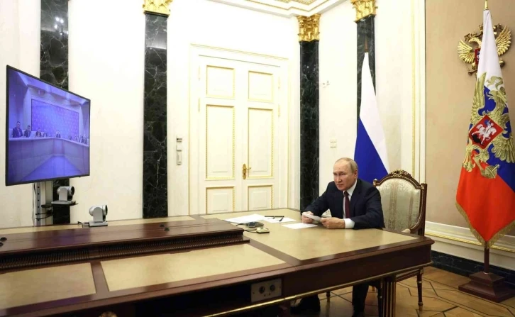 Rusya Devlet Başkanı Vladimir Putin: "Tek kutuplu hegemonya amansız bir şekilde çöküyor"
