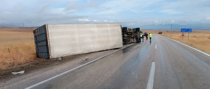 Rusya’ya mobilya taşıyan tır Amasya’da kaza yaptı: 1 yaralı
