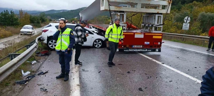 Rüzgar türbini taşıyan tır, altına aldığı 3 aracı metrelerce sürükledi
