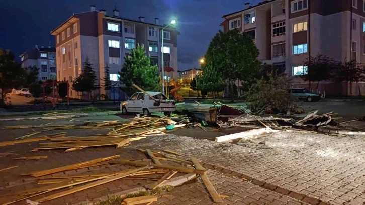 Rüzgarda uçan çatı kağıt gibi katlandı: 1 yaralı
