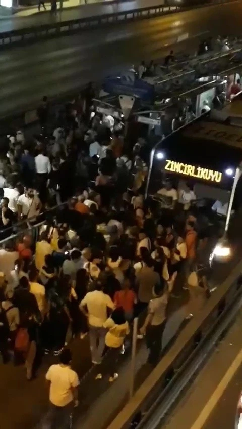 Saatlerce metrobüs yolunda kalan vatandaşlar “İmamoğlu istifa” sloganı attı
